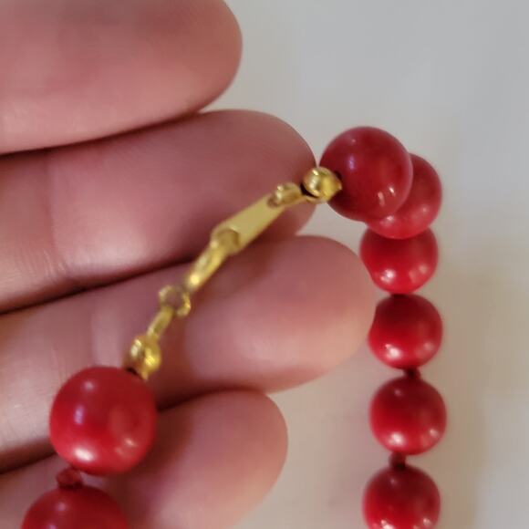 Vintage Red Bead Necklace with Round Beads and Gold Clasp Bold Retro Statement - Picture 9 of 10